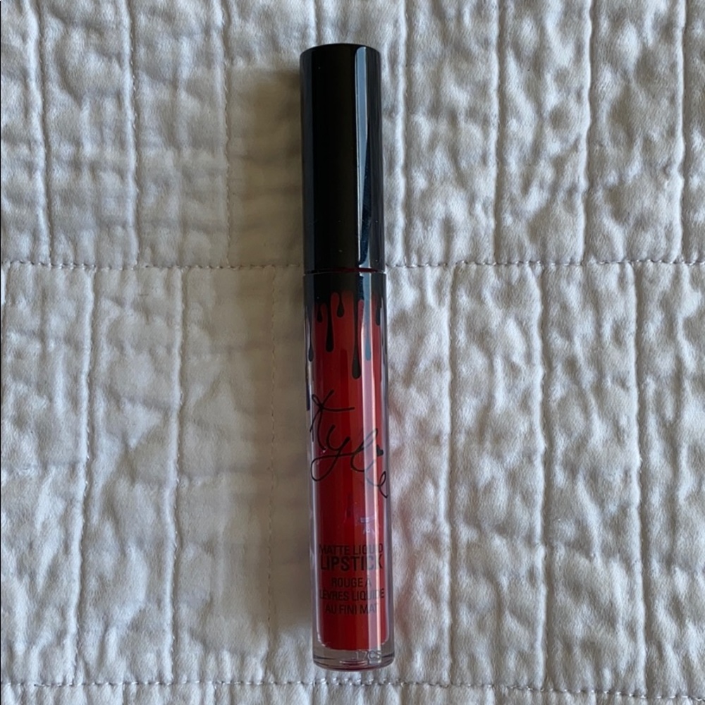 Kylie Jenner - MARY JO K matte liquid lipstick